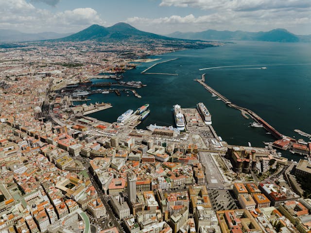 Sosta Camper a Napoli e Pompei: Guida Pratica, Aree Attrezzate e Consigli